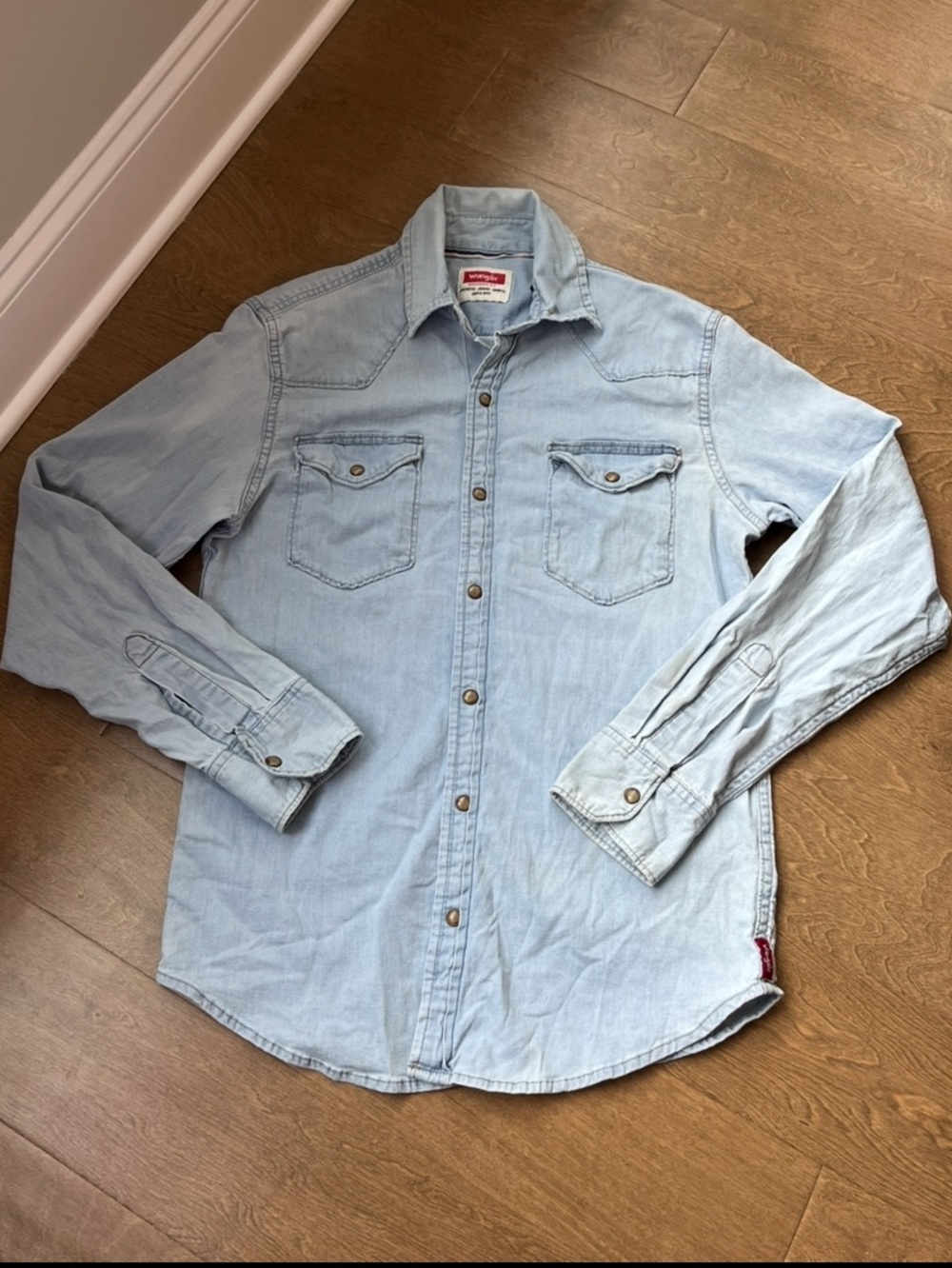 Wrangler: Women’s Denim Long Sleeve Button Down Size S/P